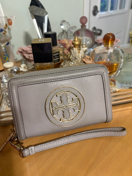TORY BURCH Handbags - TORY BURCH AMANDA WALLET WRISTLET IN GRAY LEATHER